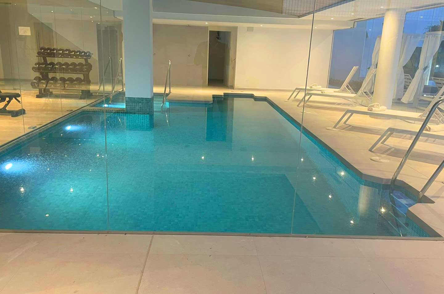 Piscina con revestimiento cerámico